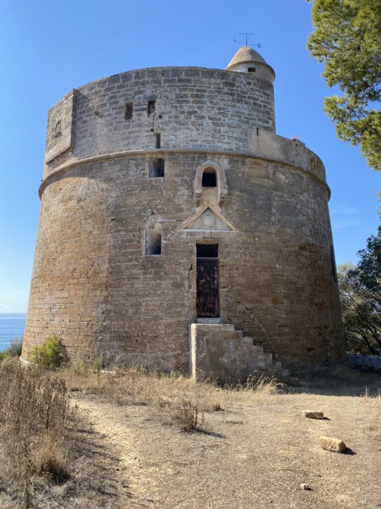 Et gammelt udkikstårn ved Alcudia’s havn